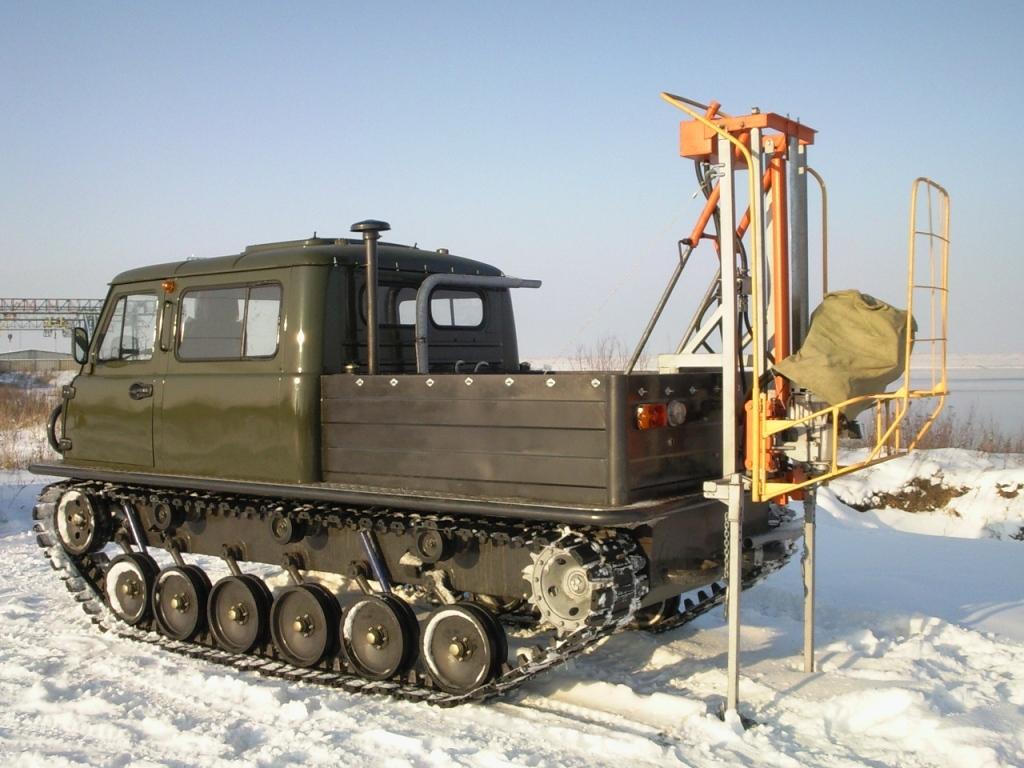 Мгбу корвет. Буровая установка на гусеничном ходу. Буровая установка на гусеничном ходу. Буровая машина kobelco на гусеничном ходу. Буровая корвет 02.